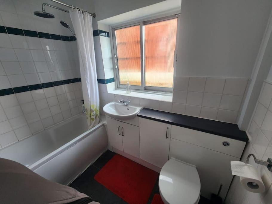 Charming 3-Bedroom Retreat With Modern Comforts South Ockendon Exterior foto