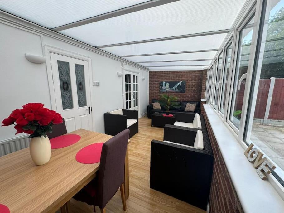 Charming 3-Bedroom Retreat With Modern Comforts South Ockendon Exterior foto