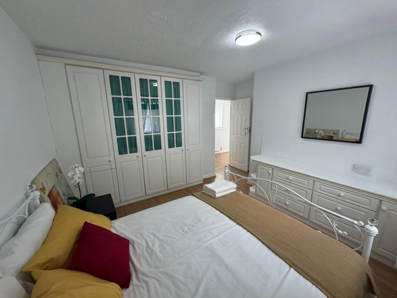 Charming 3-Bedroom Retreat With Modern Comforts South Ockendon Exterior foto