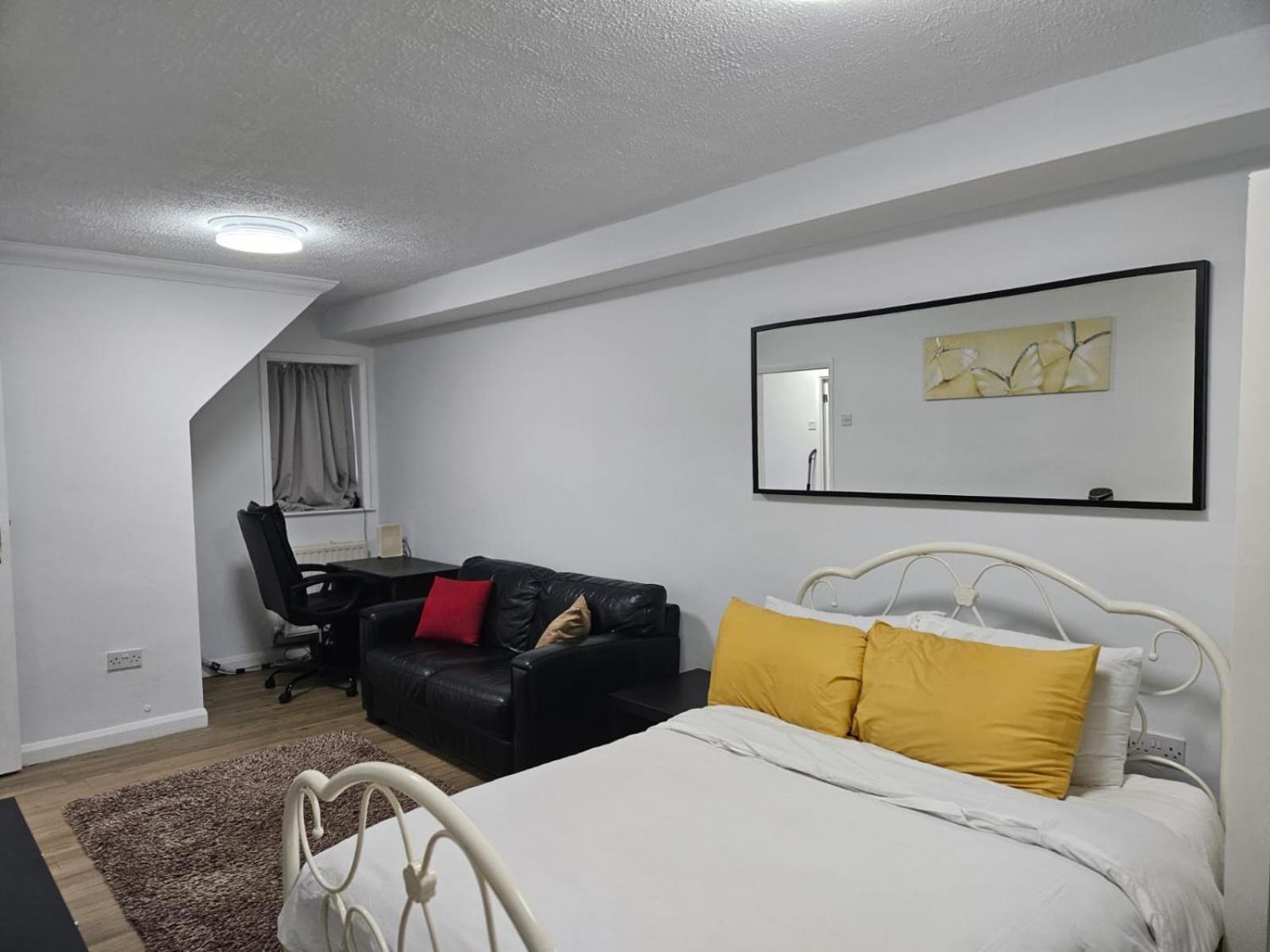 Charming 3-Bedroom Retreat With Modern Comforts South Ockendon Exterior foto