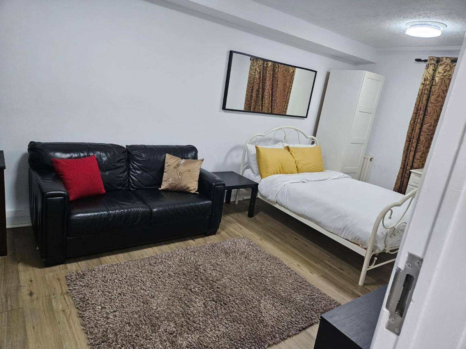 Charming 3-Bedroom Retreat With Modern Comforts South Ockendon Exterior foto