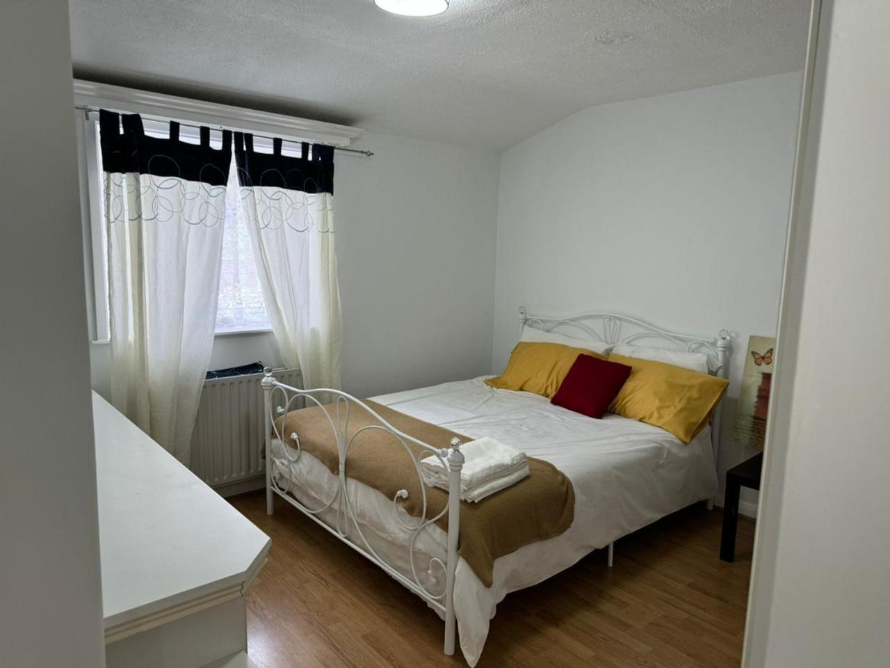 Charming 3-Bedroom Retreat With Modern Comforts South Ockendon Exterior foto